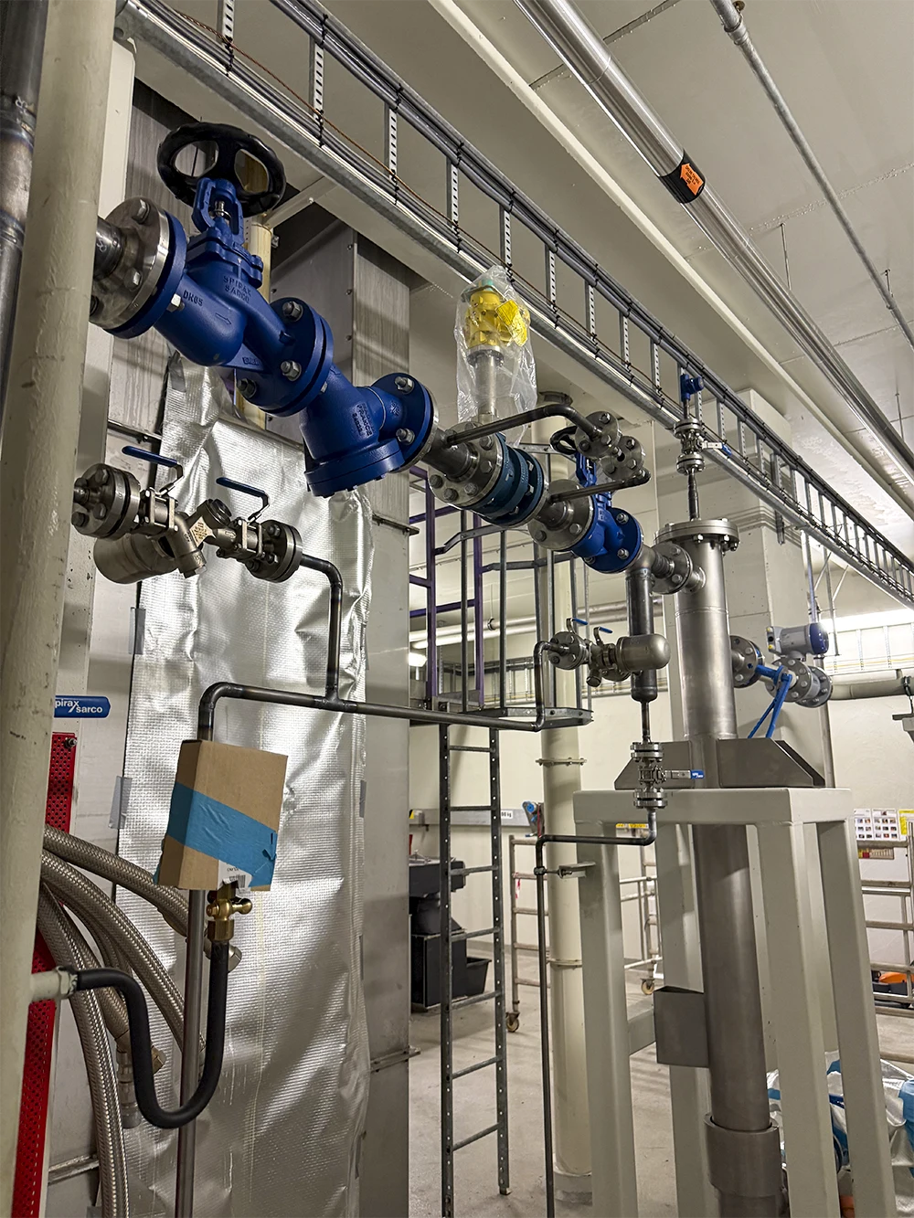 Rom i industribygg med montert røropplegg