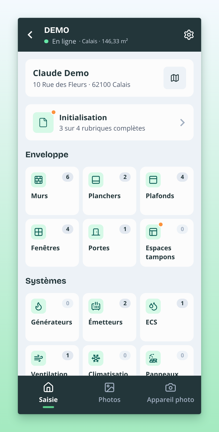 Tableau de bord d'un projet dans l'application mobile : carte client, rubriques en tuiles et barre d'onglets Saisie, Photos, Appareil photo