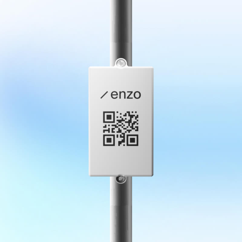 Enzo one.drop Sensor am Wasserrohr montiert
