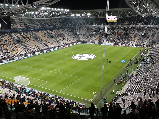 Juventus_v_Real_Madrid%2C_Champions_League%2C_Stadium%2C_Turin%2C_2013_%28cropped%29.jpg