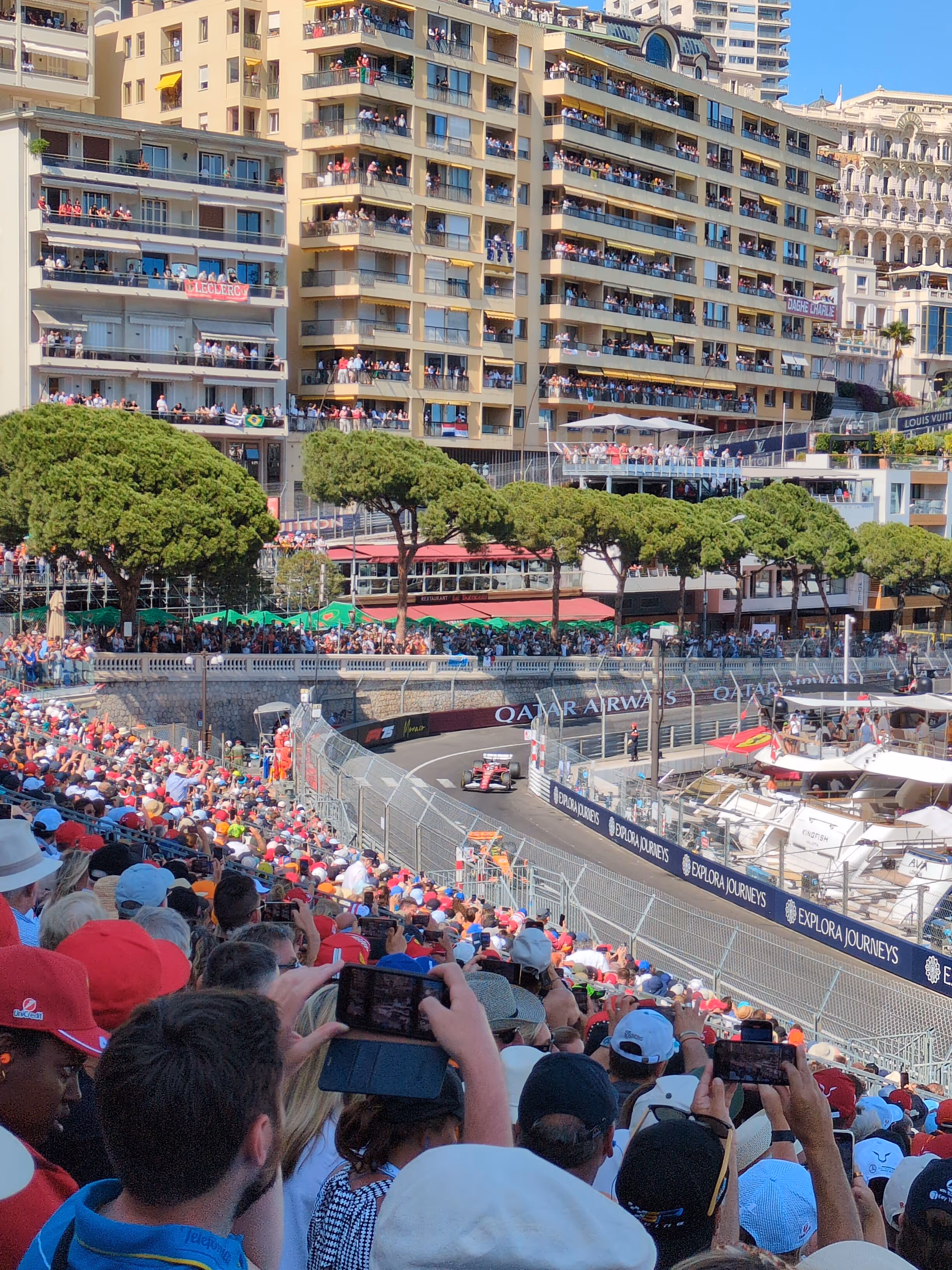 Le bruit, la vitesse, et trois jours qui montent en tension jusqu'au dimanche. Vous choisissez le Grand Prix, nous construisons le week-end autour.