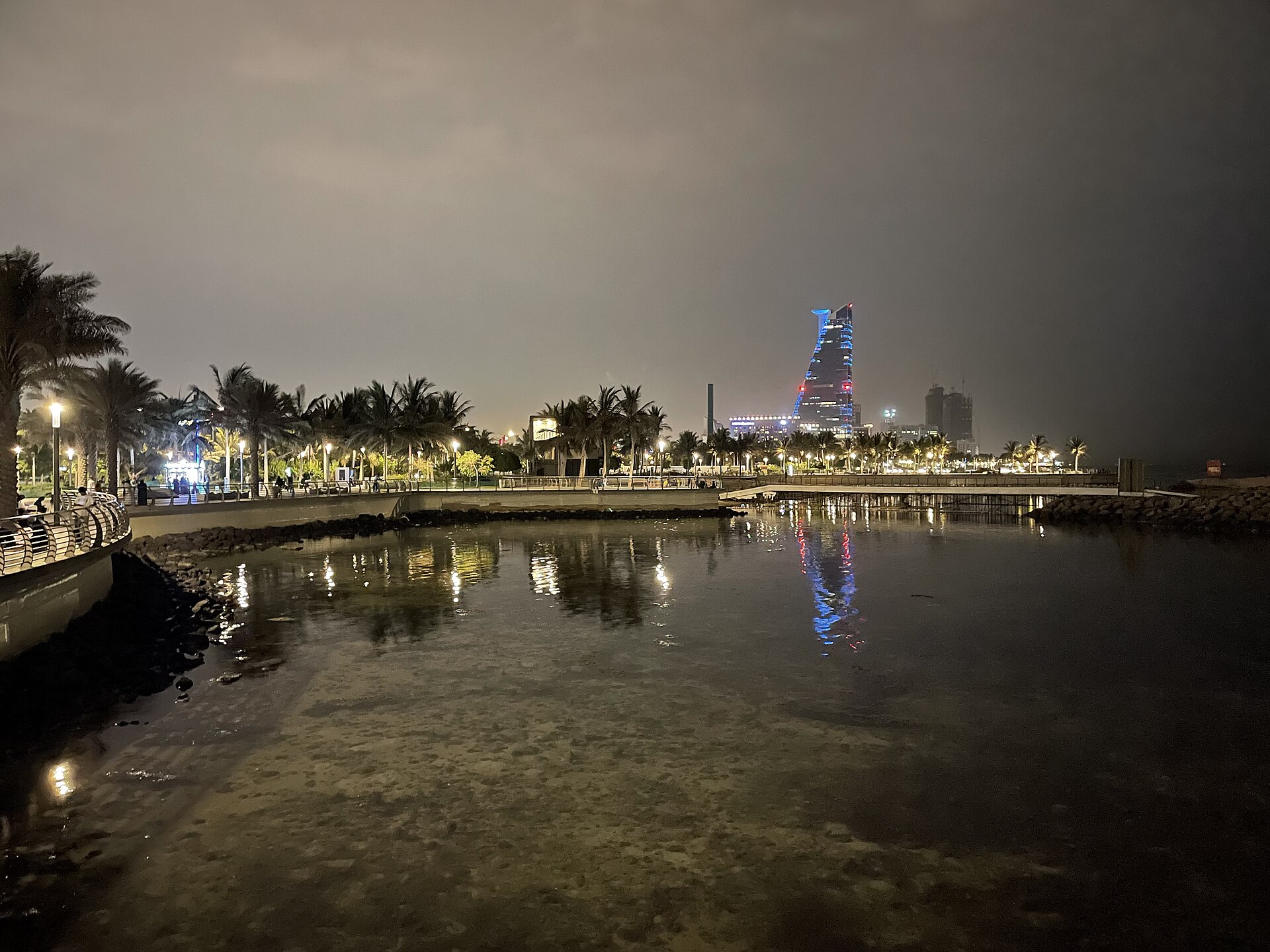 La corniche de Djeddah de nuit, le long de laquelle passe le circuit urbain