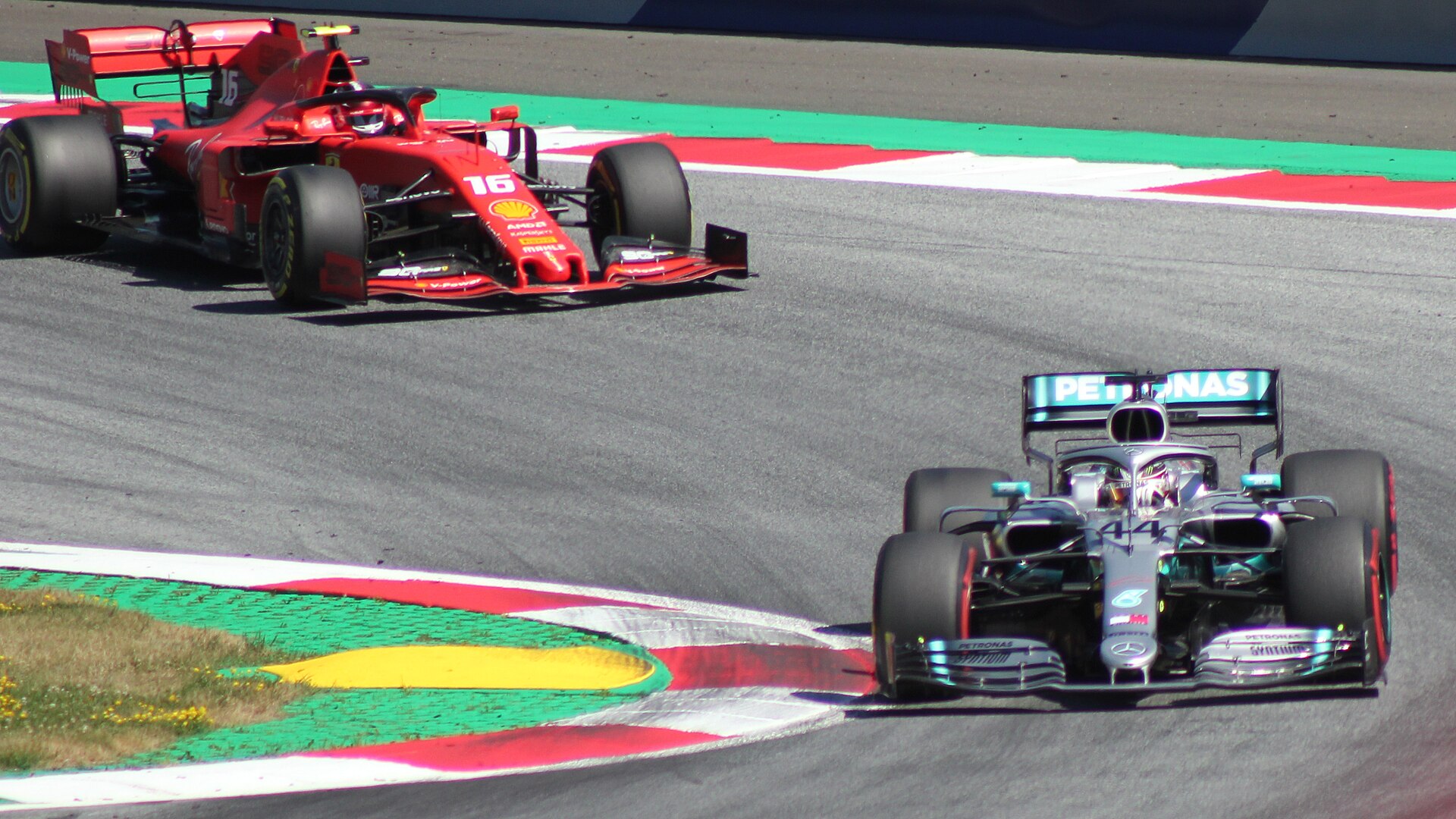 Deux monoplaces de Formule 1 en piste au Red Bull Ring lors du Grand Prix d'Autriche 2019
