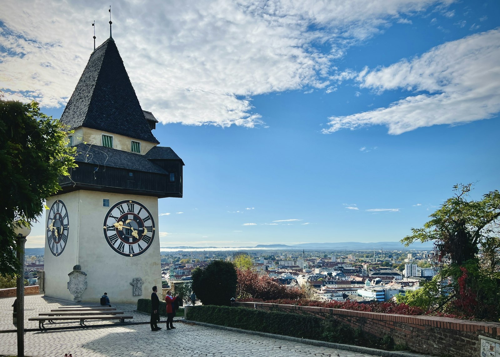Tour de l'Horloge sur le Schlossberg de Graz, avec la vieille ville en contrebas