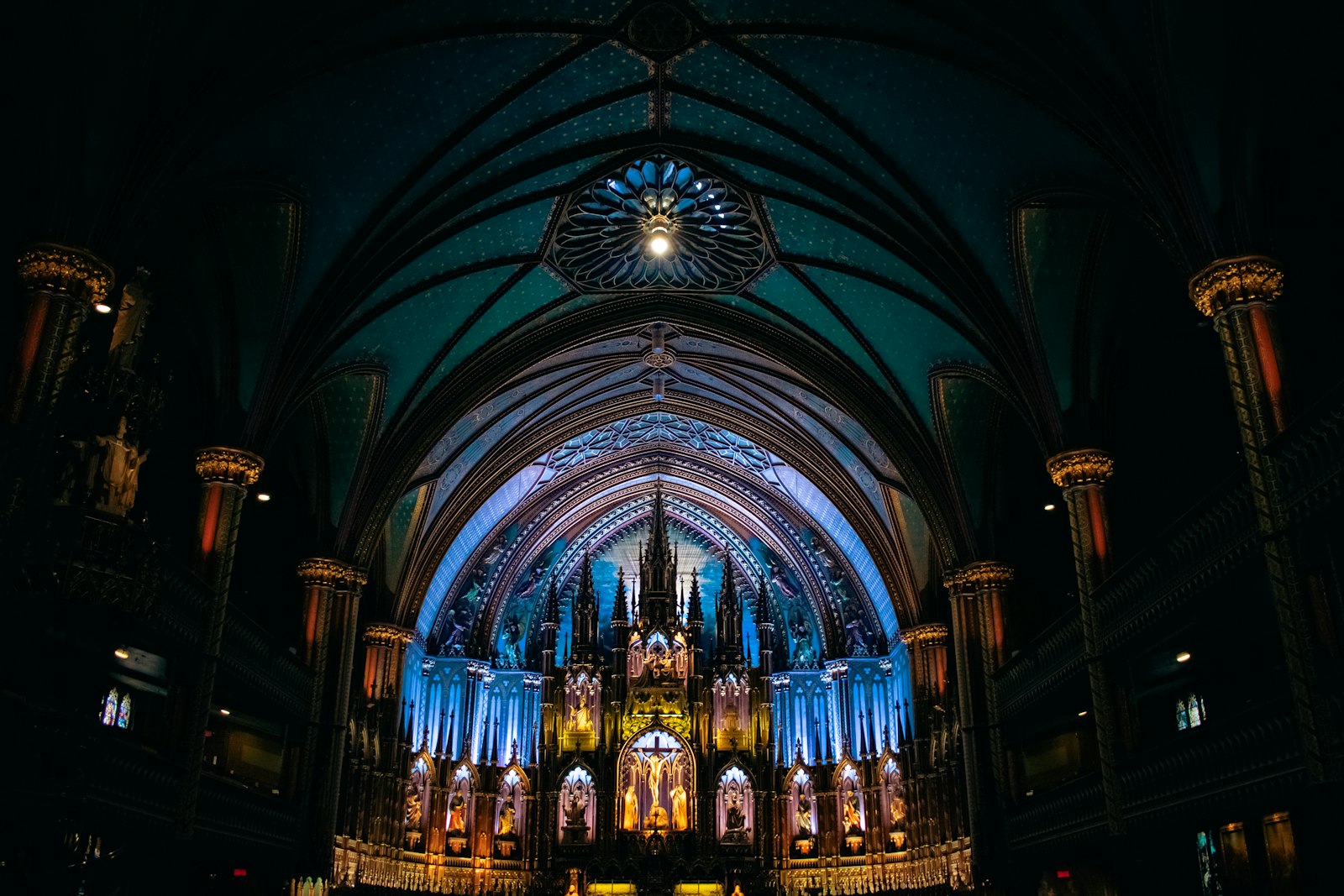 Nef et chœur illuminés de la basilique Notre-Dame de Montréal