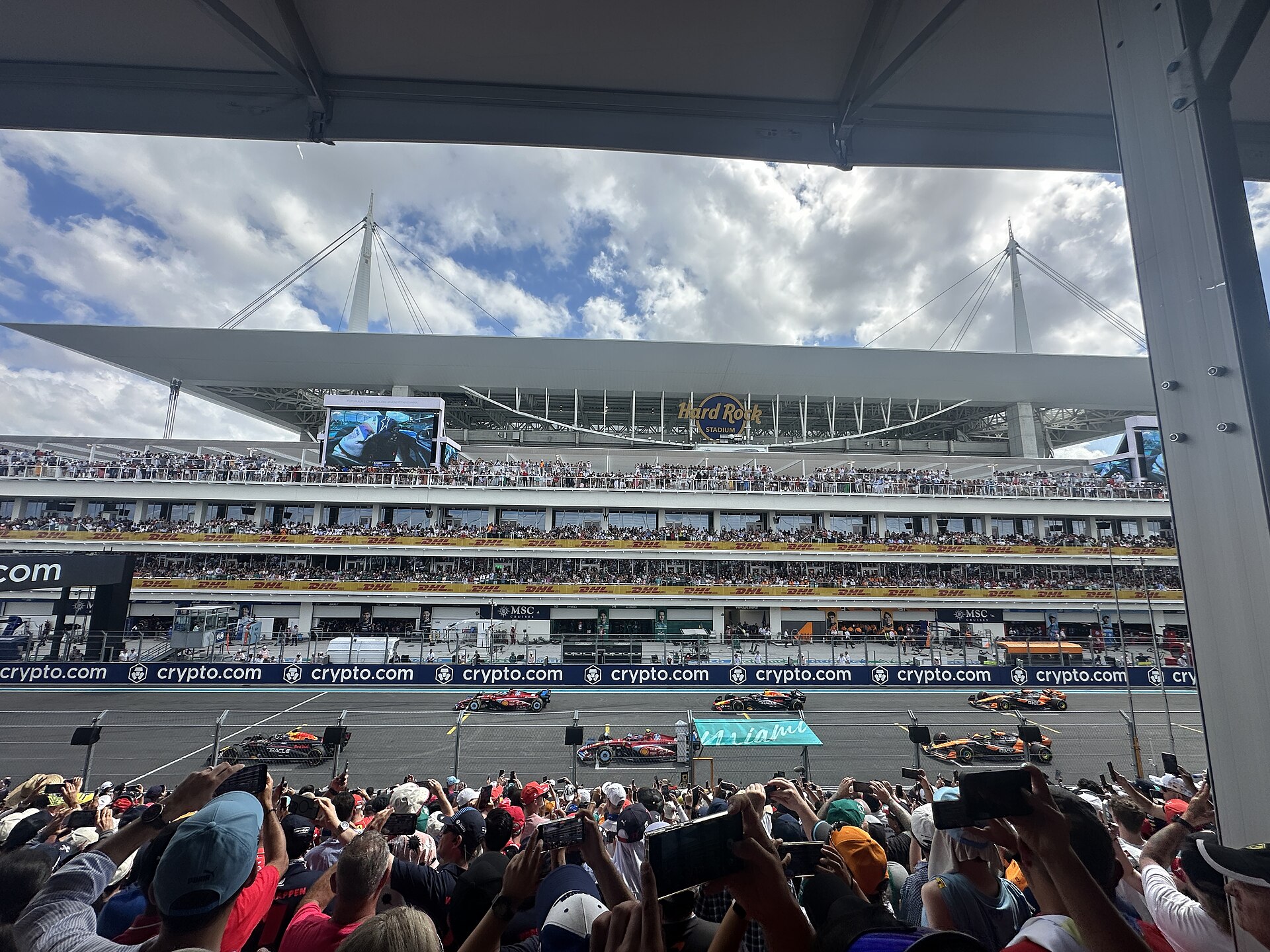 Ligne droite des stands du circuit de Miami et tribunes du Hard Rock Stadium, au départ du Grand Prix