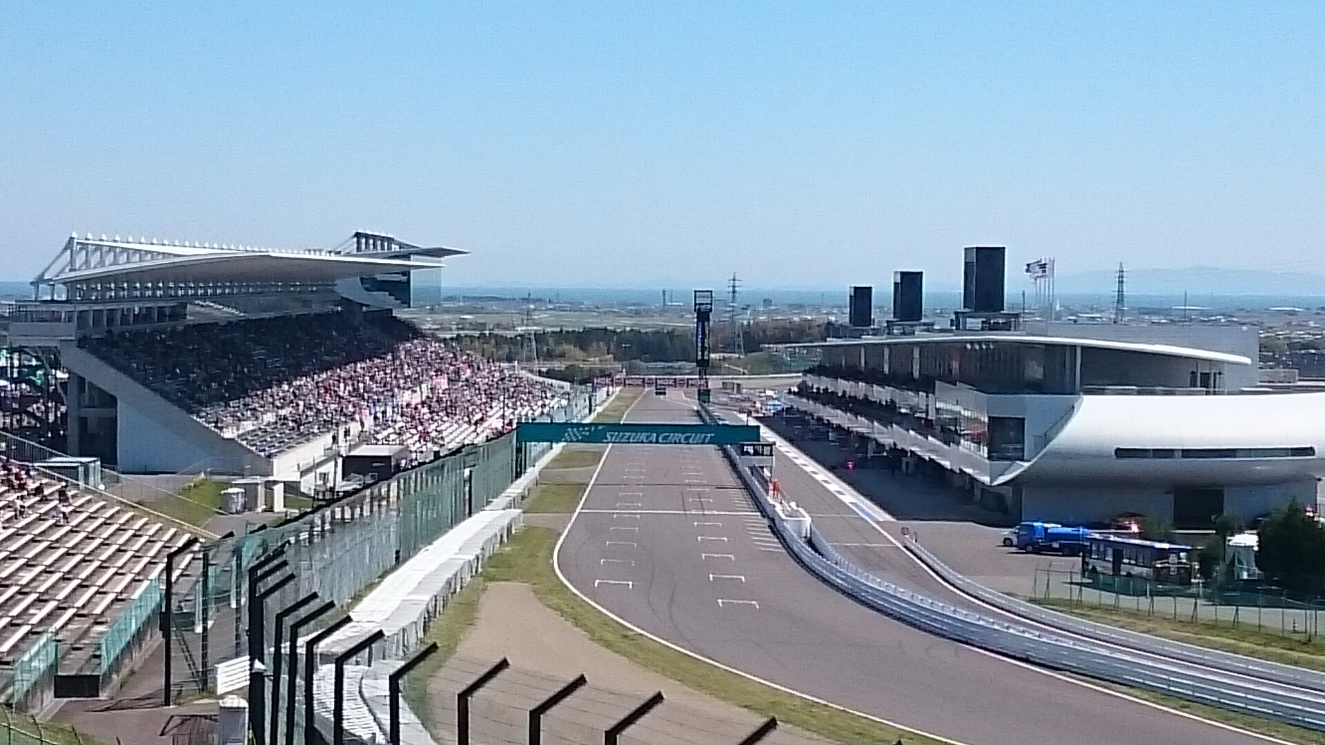 Ligne droite des stands et tribune principale du circuit de Suzuka