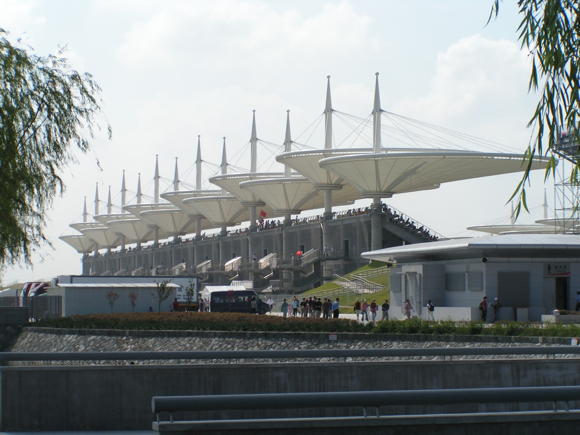 Tribune principale du circuit international de Shanghai et ses toits en forme de voiles