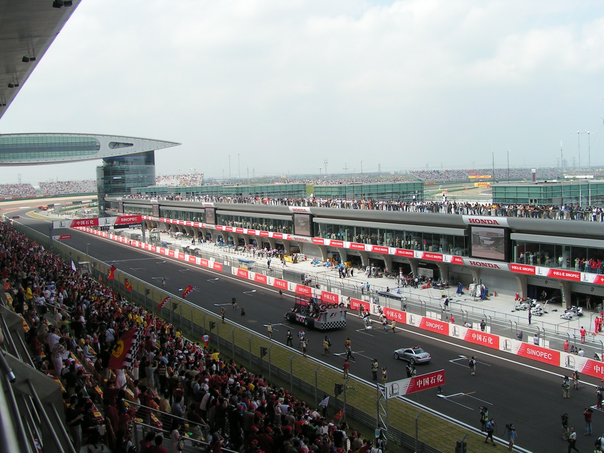 Tribunes pleines le long de la ligne droite des stands du circuit international de Shanghai pendant le Grand Prix de Chine