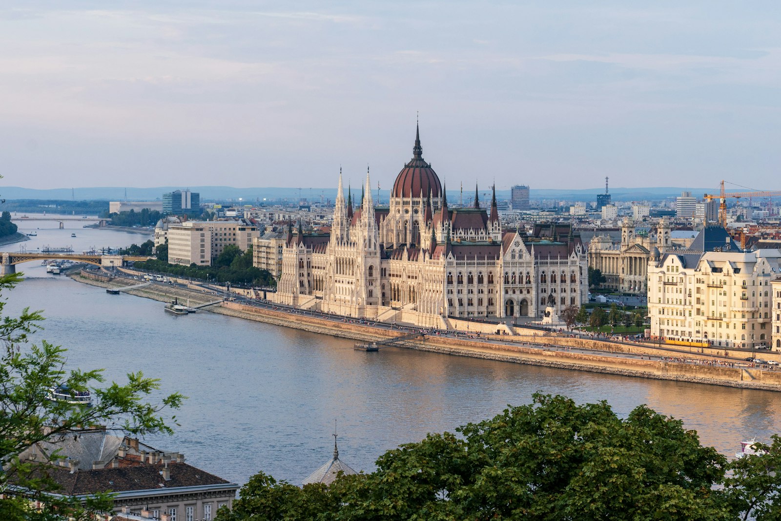 Parlement de Budapest sur la rive du Danube vu depuis les hauteurs de Buda
