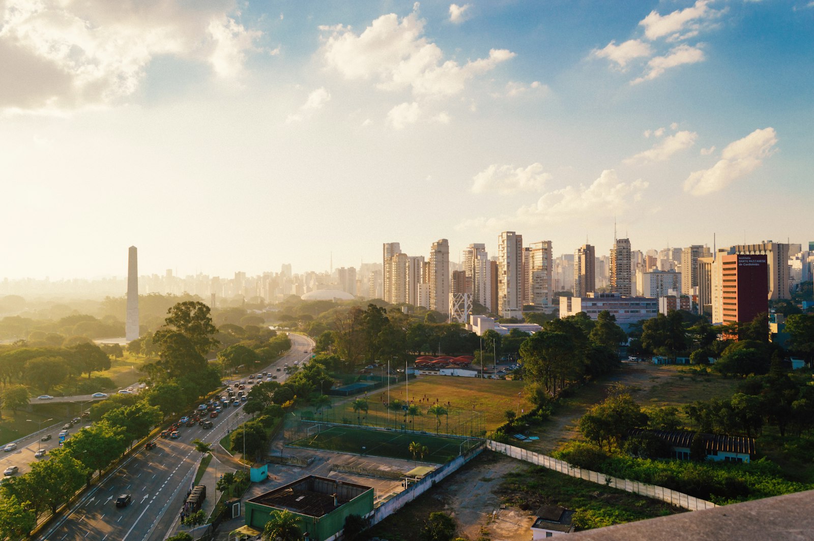 Obélisque de São Paulo et gratte-ciel en bordure du parc d'Ibirapuera