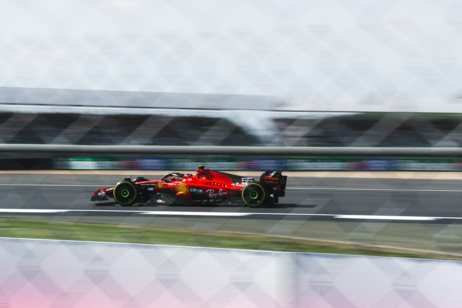 Monoplace de Formule 1 lancée sur la piste de Silverstone pendant le Grand Prix de Grande-Bretagne