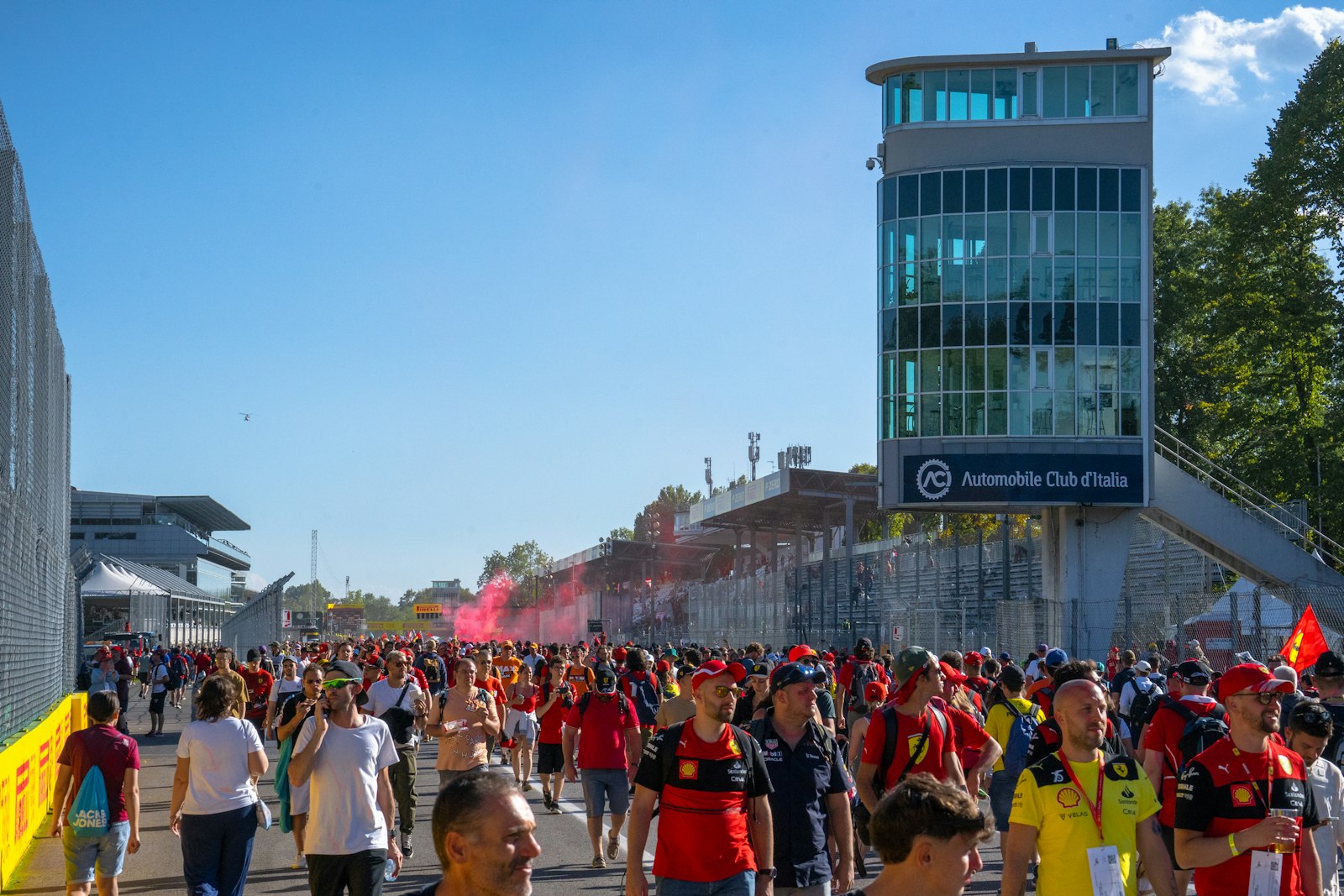 Spectateurs envahissant la ligne droite de Monza après le Grand Prix d'Italie