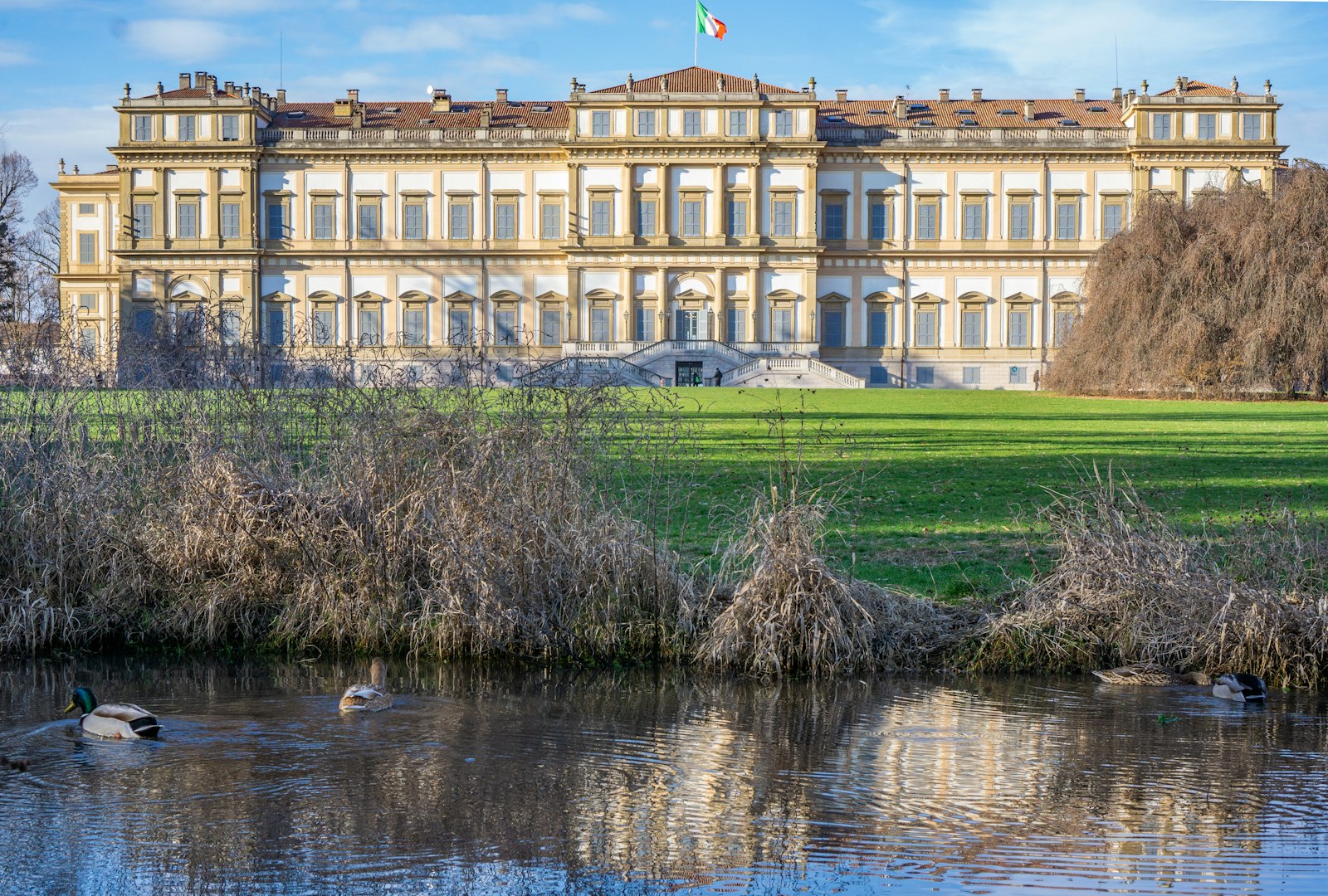 Façade de la Villa royale de Monza vue depuis le parc et son étang