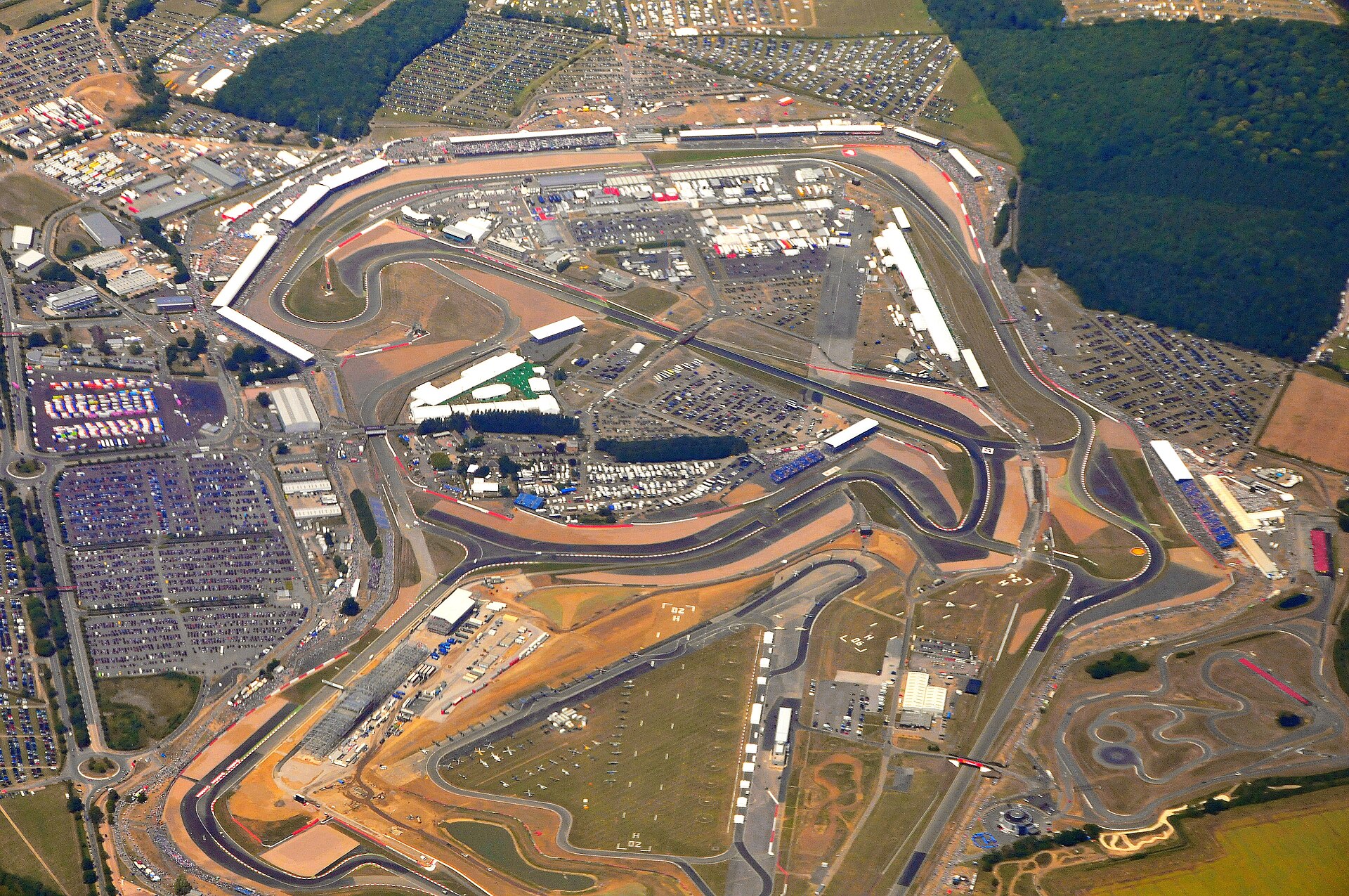 Vue aérienne du circuit de Silverstone et de ses abords remplis le jour du Grand Prix de Grande-Bretagne