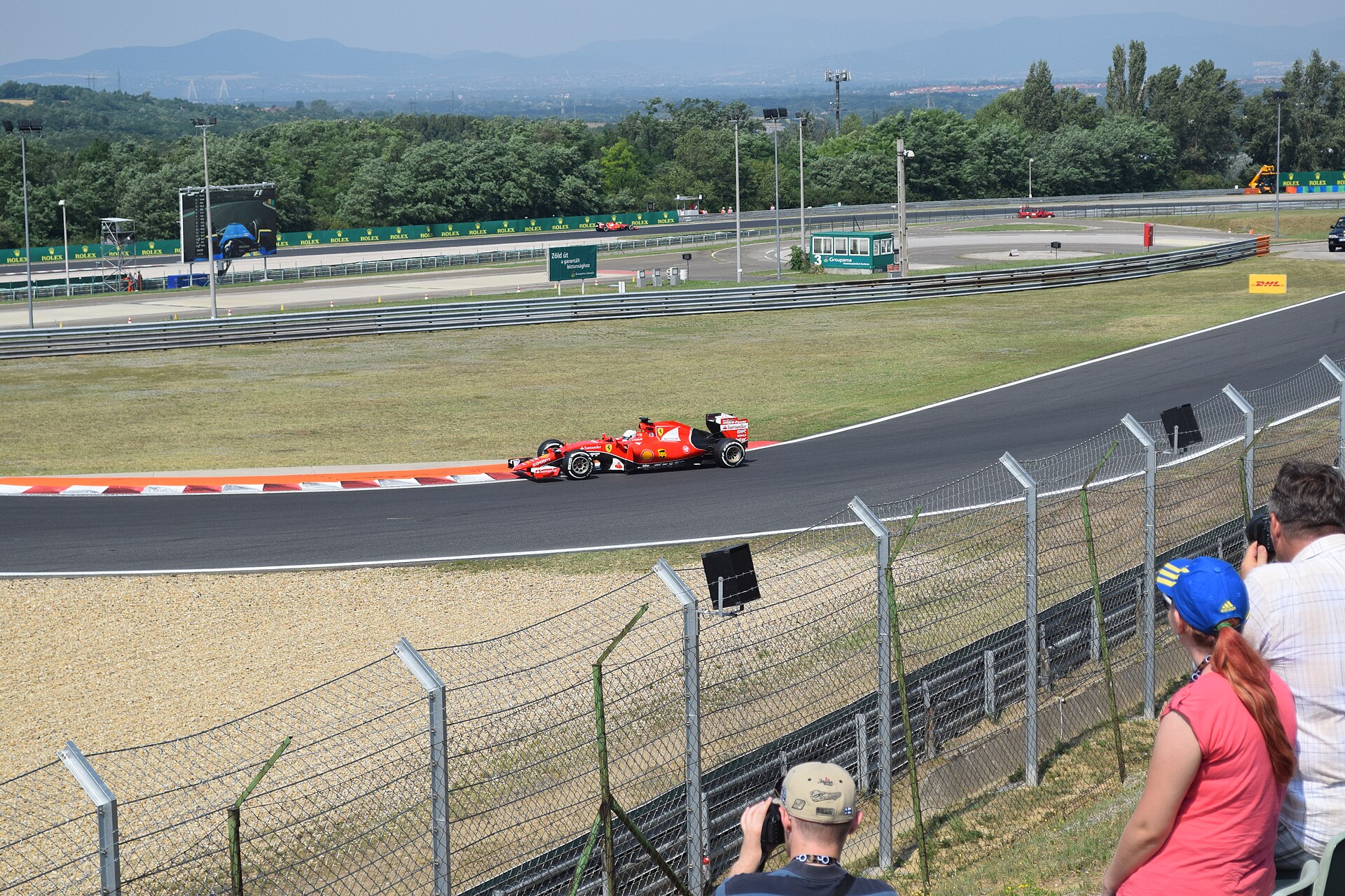 Monoplace de Formule 1 au virage 6 du Hungaroring, au milieu des collines boisées