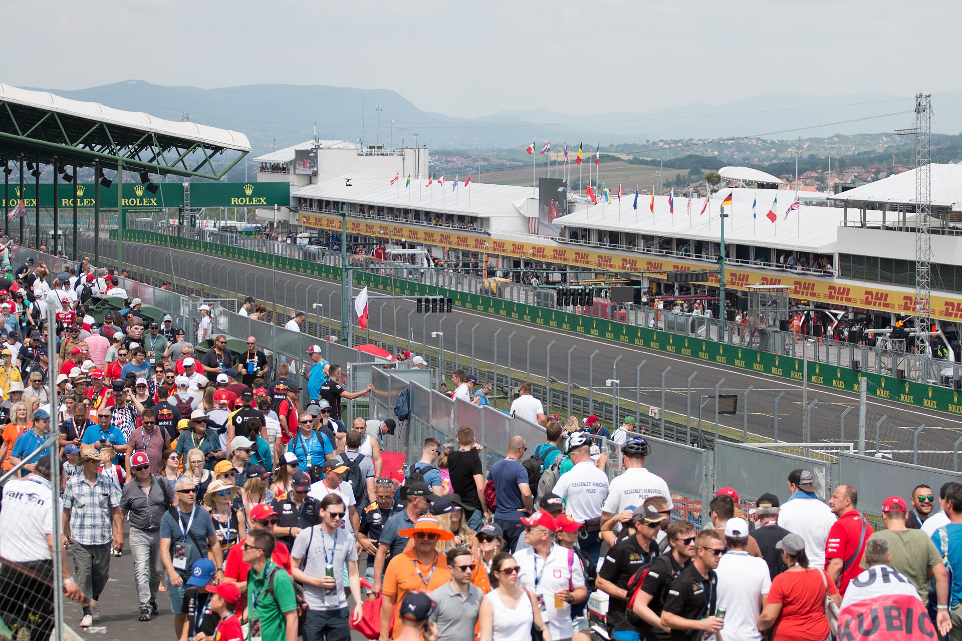 Foule de spectateurs sur la ligne droite des stands du Hungaroring après le Grand Prix de Hongrie