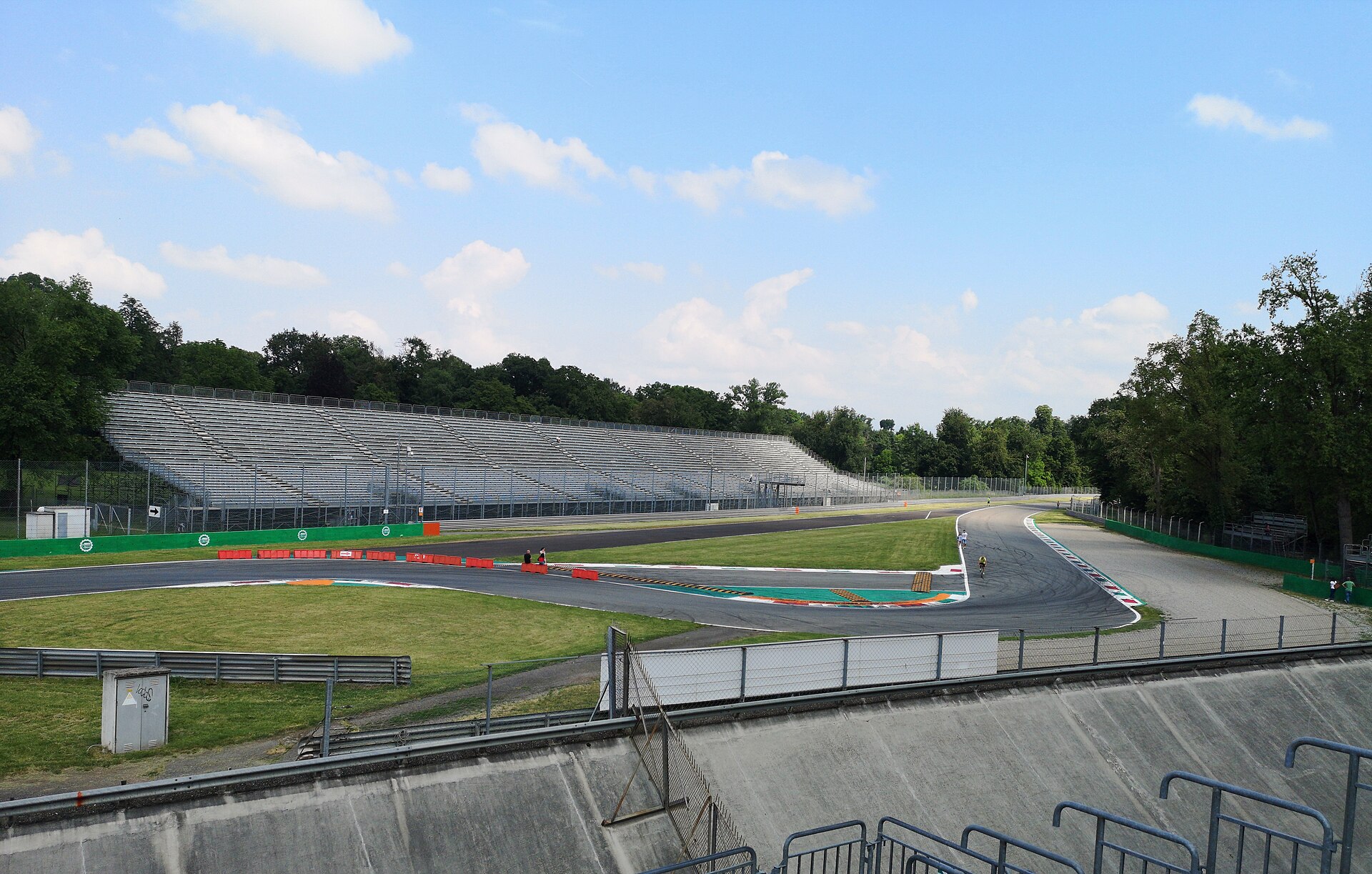 Première chicane de l'Autodromo Nazionale di Monza et sa tribune, vue depuis l'ancien anneau de vitesse