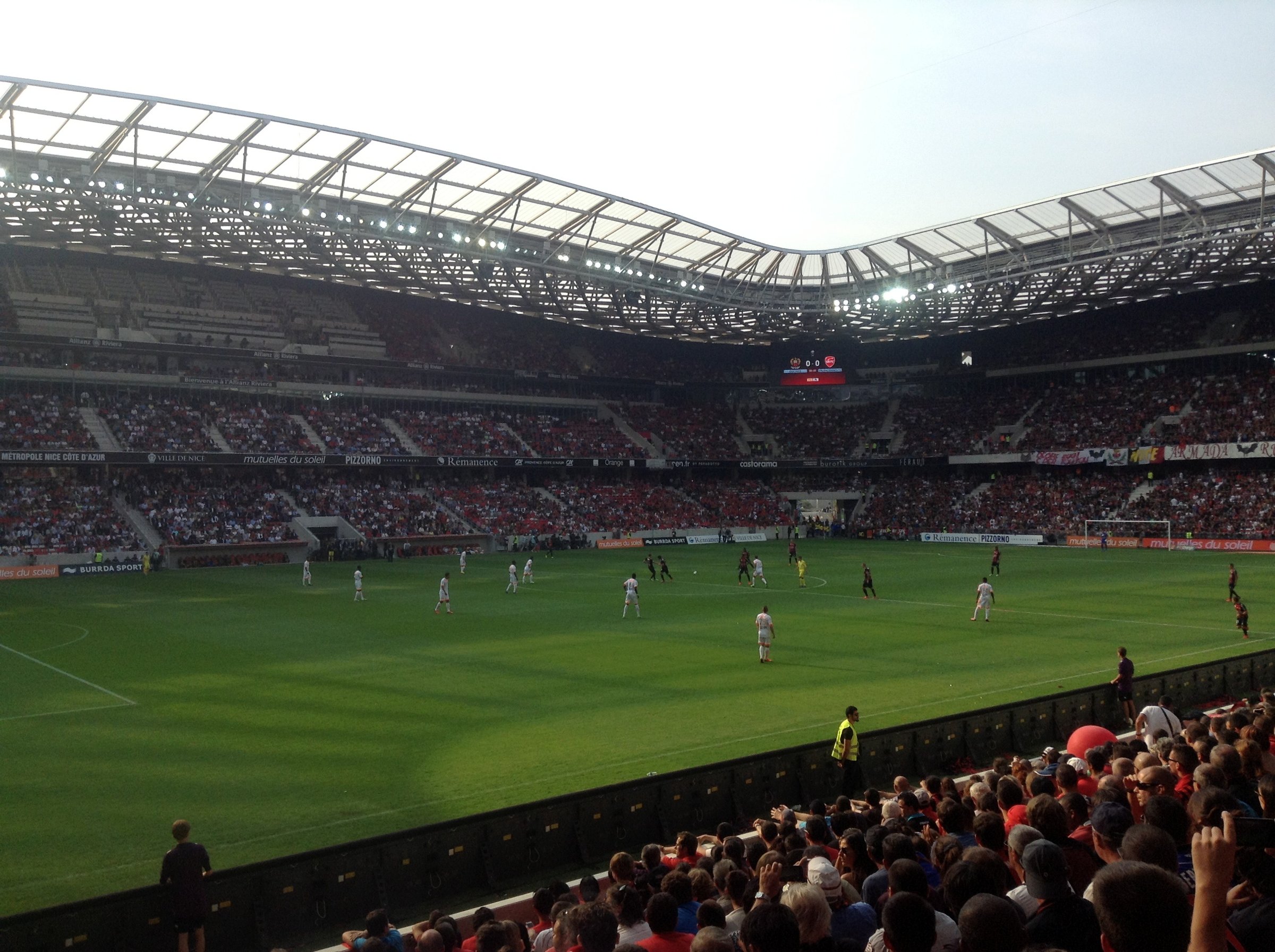 Vue d'ensemble de l'Allianz Riviera à Nice au coup d'envoi du premier match de l'OGC Nice dans le stade, tribunes pleines sous la toiture