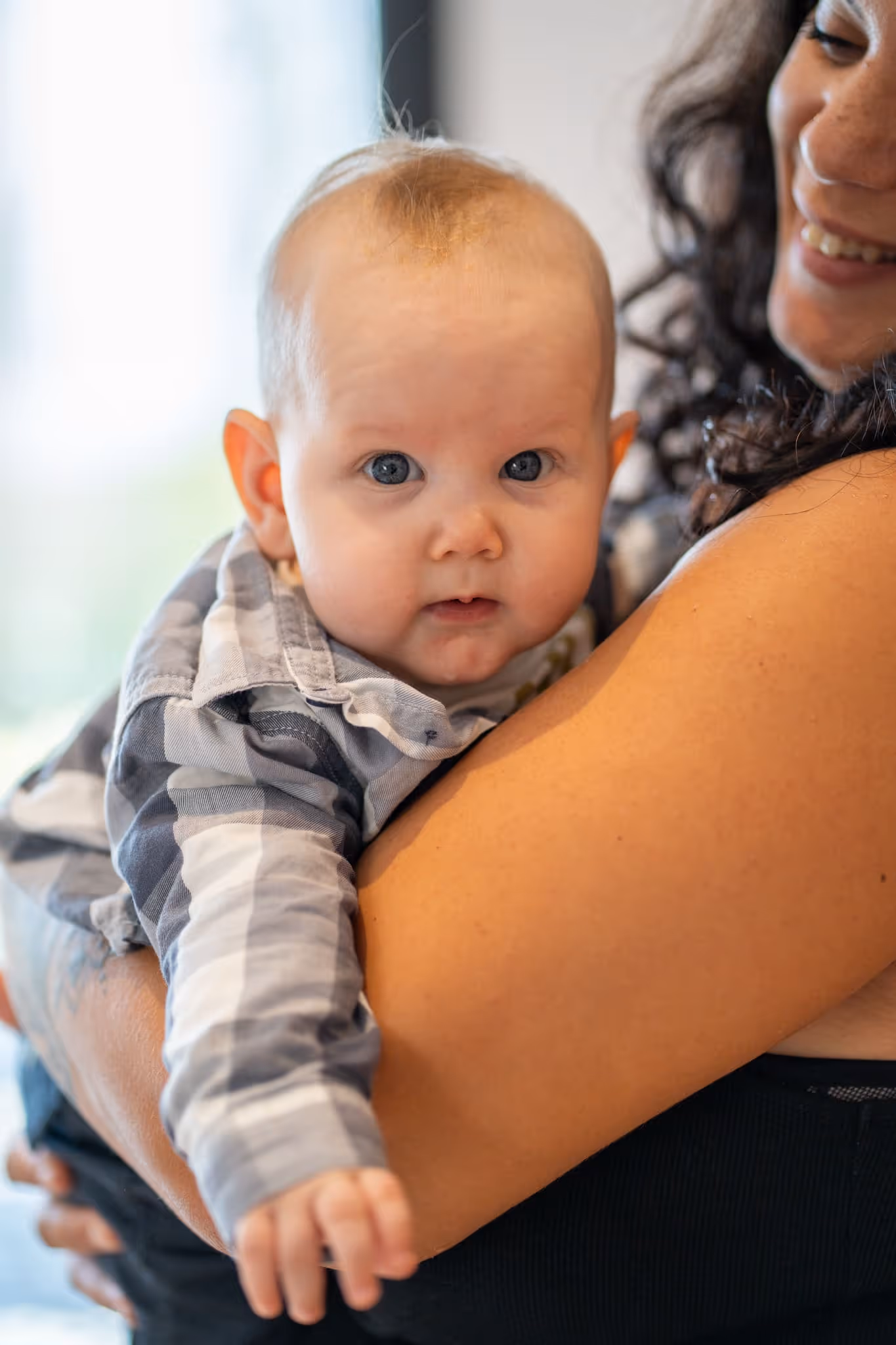 bébé garçon dans les bras de sa maman
