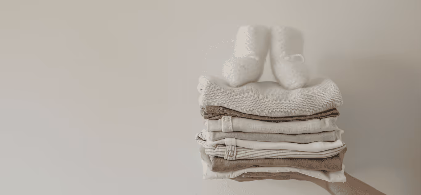 plusieurs vêtements dans une main pour échanger
