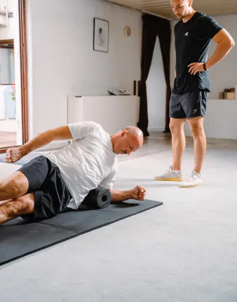 Benedikt unterstützt einen Klienten beim Personal Training