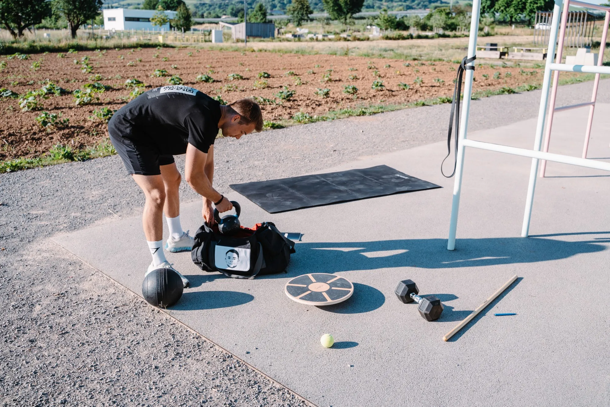 Benedikt Schutz macht Kraftsport im Freien
