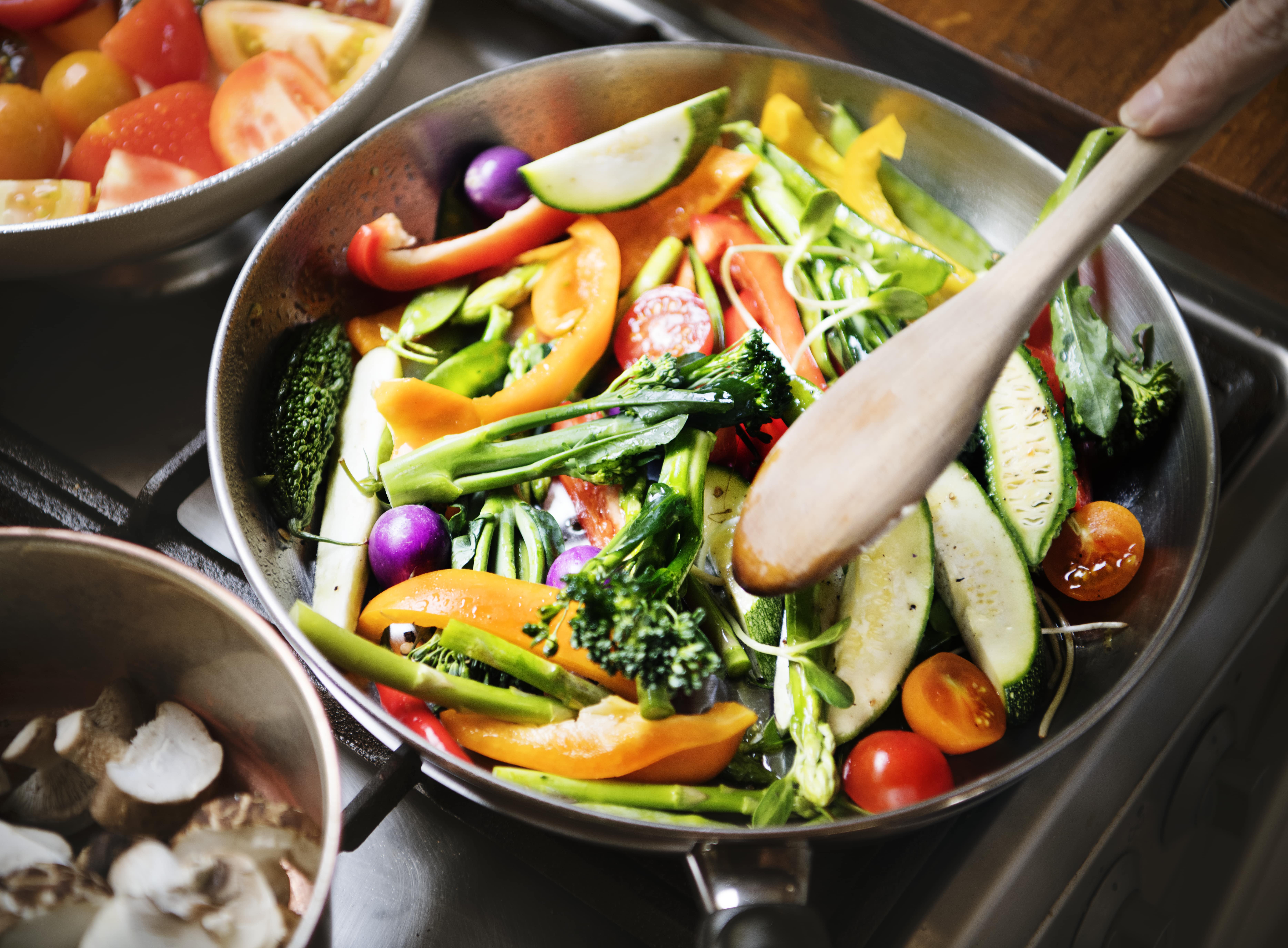 Gesunde Gemüsepfanne mit frischem Brokkoli, Paprika, Zucchini und Tomaten – Ernährungstipp vom Personal Trainer und Ernährungsberater im Rems-Murr-Kreis und Stuttgart.
