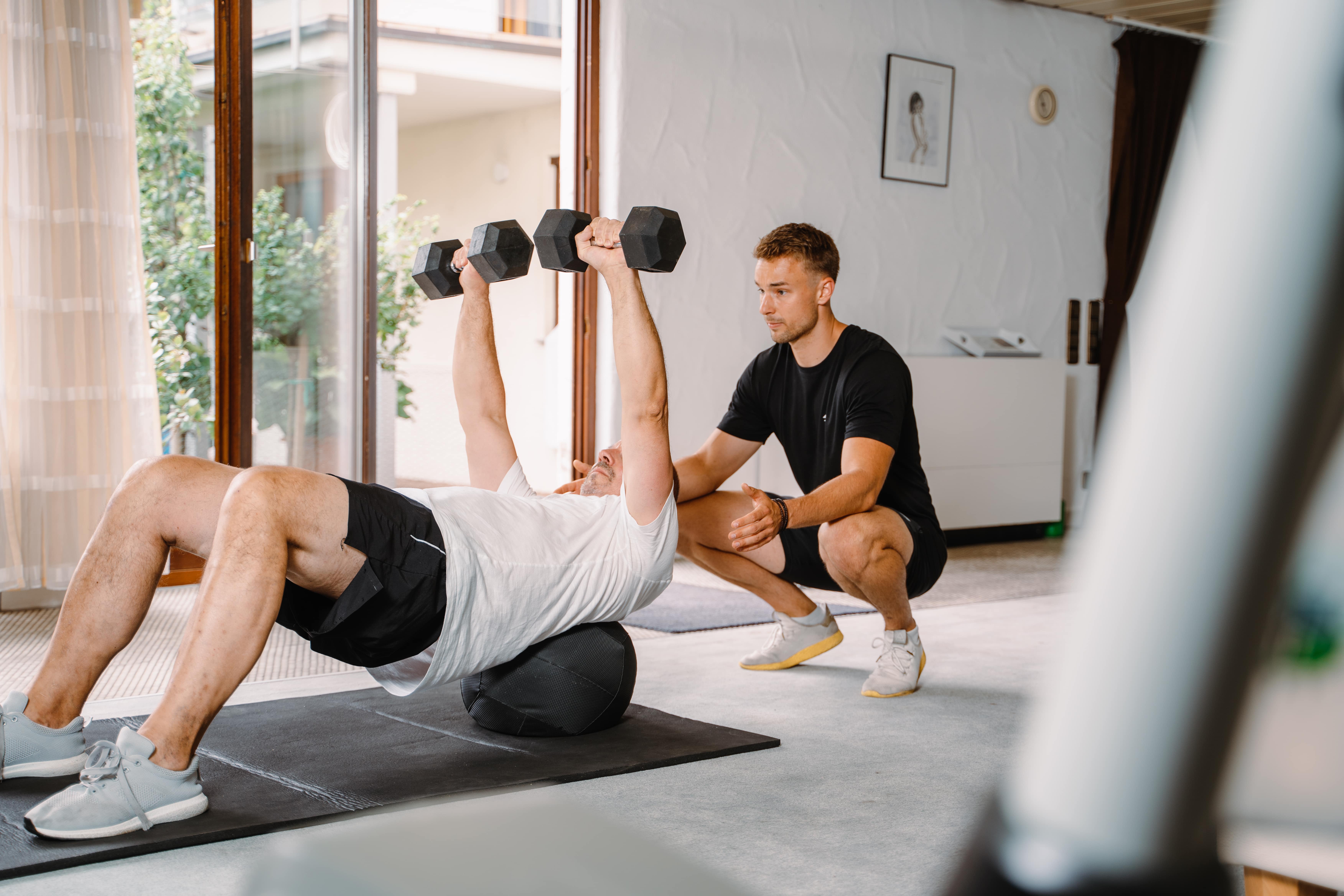 Personal Trainer im Rems-Murr-Kreis beim Training mit Kunden in Stuttgart
