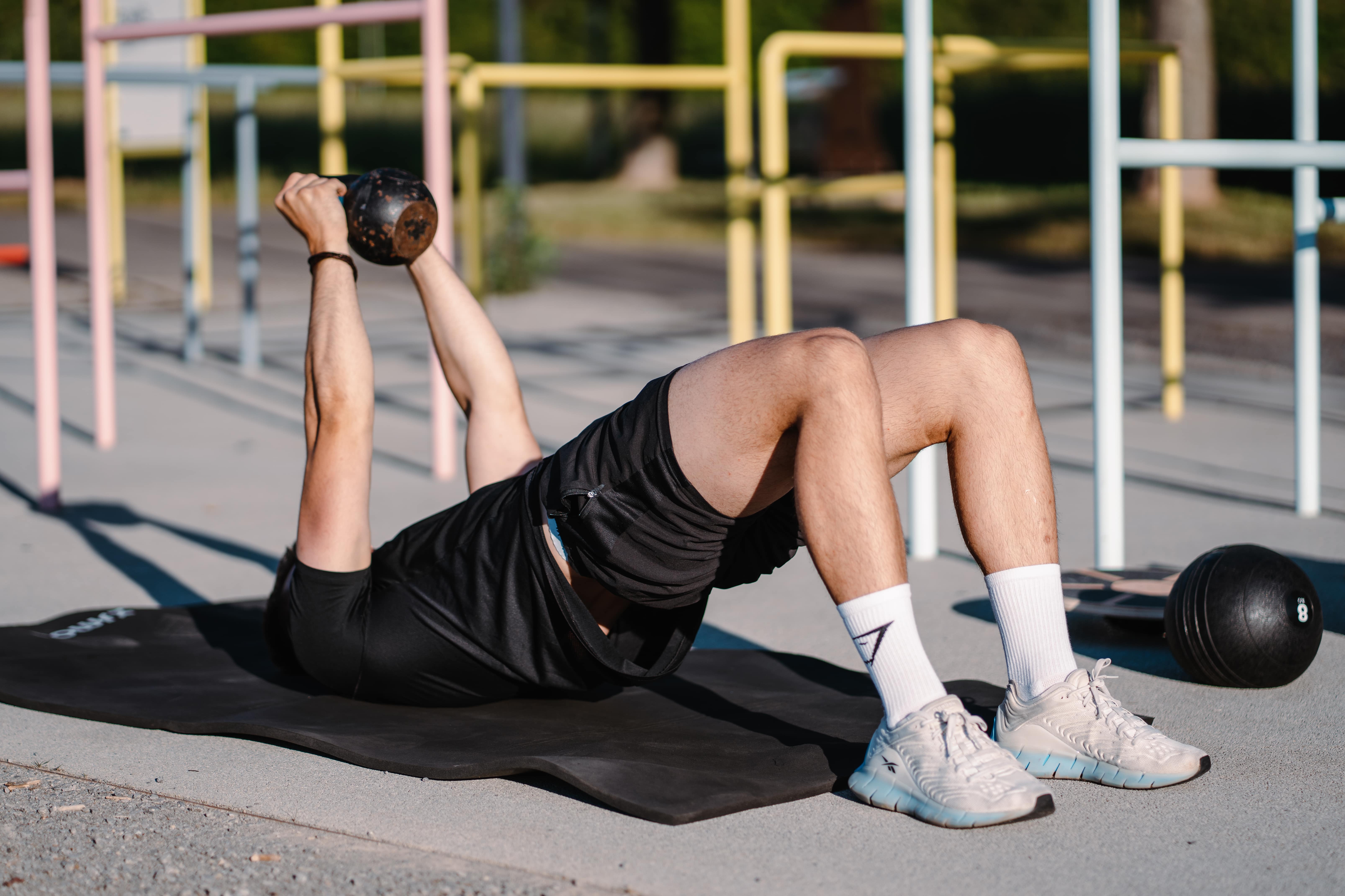 Viele Menschen leiden unter Rückenschmerzen, obwohl sie „nur sitzen“. Erfahre, warum Sitzen deinen Rücken wirklich belastet – und welche gezielten Bewegungen und Trainingsmethoden dir dauerhaft helfen, schmerzfrei zu werden.