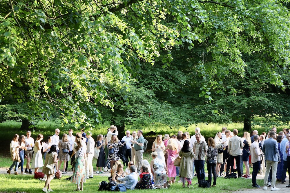Midt i Dyrehaven skaber vi en festivalinspireret sommerfest omgivet af gamle træer, historiske restauranter og store grønne områder.