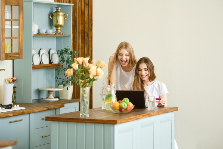 Happy customers with cabinet painting in McLean