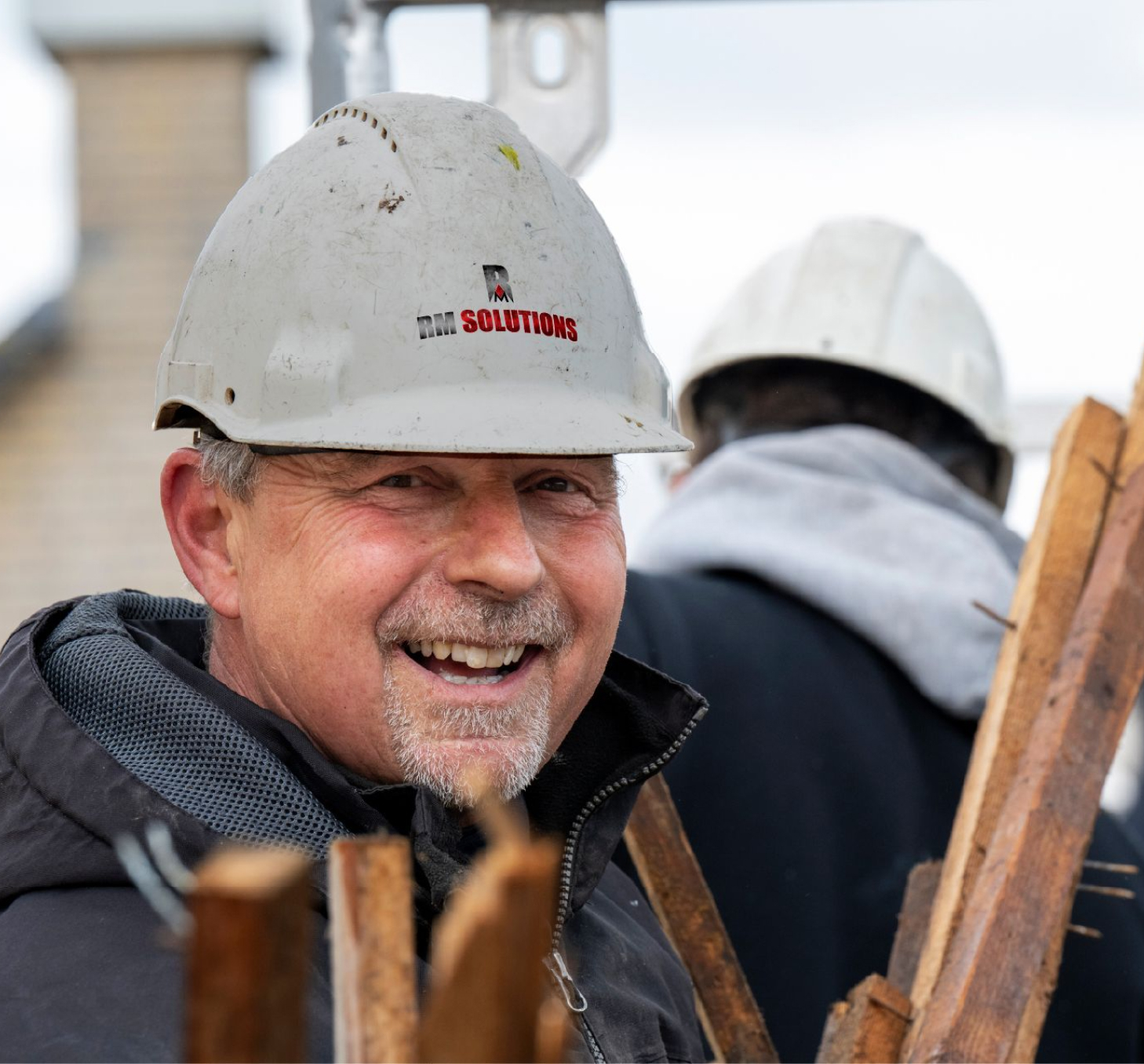 Travailleur en démolition portant un casque de construction