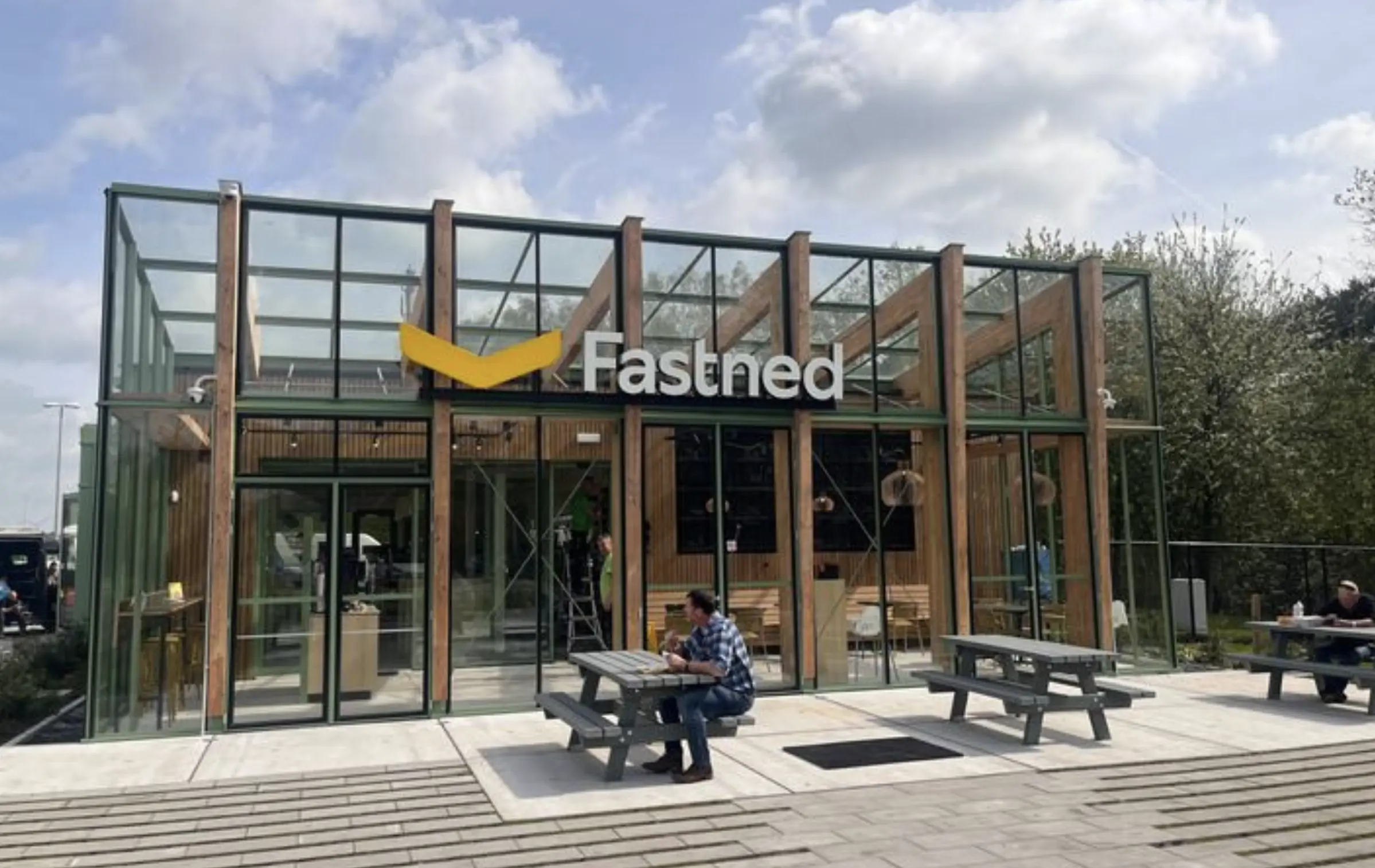 Fastned opens its first motorway service station in Belgium