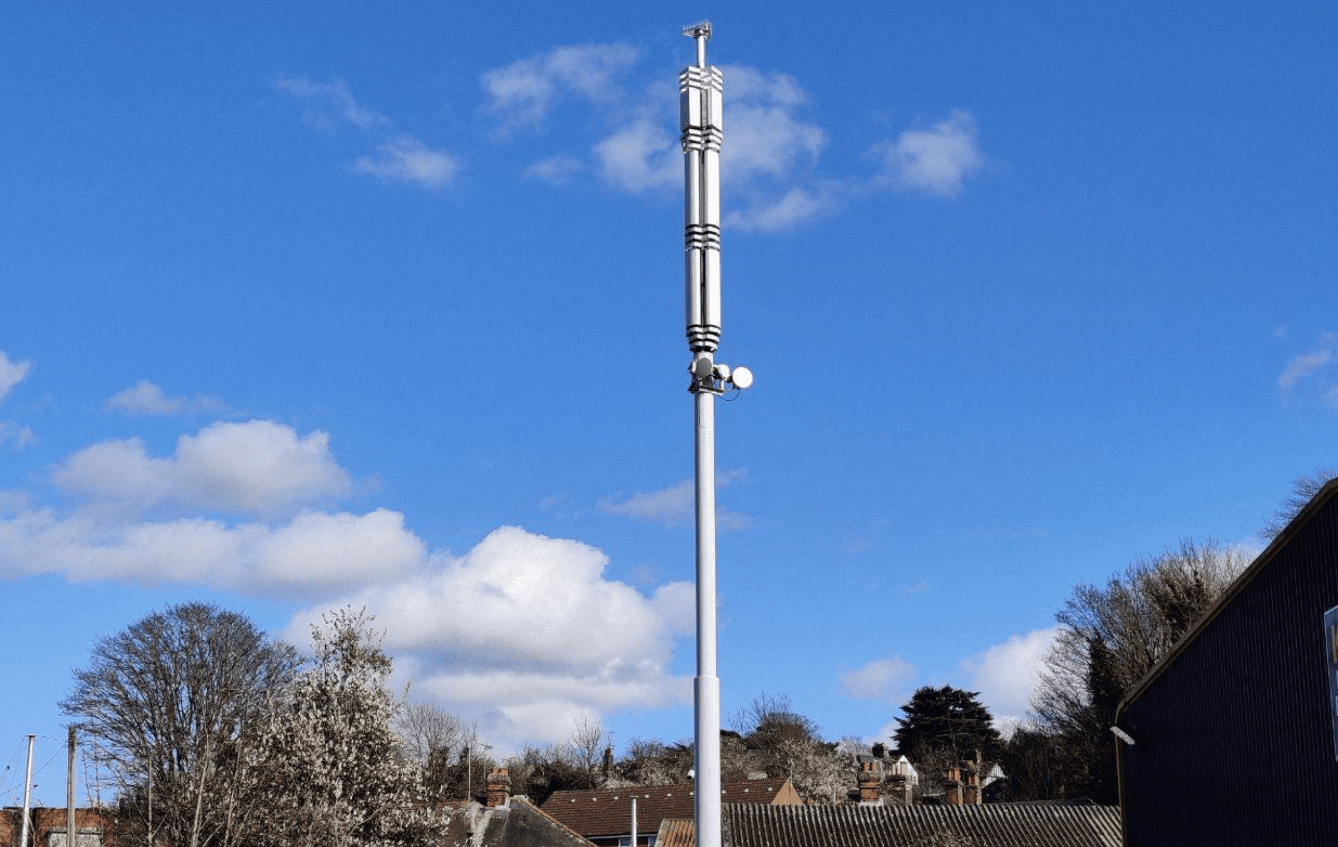 EE is now the first UK mobile carrier to hit 50% 5G coverage