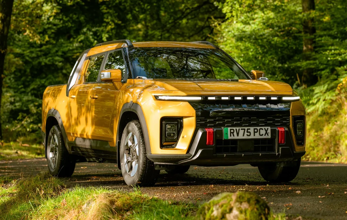 EV KGM Musso pick-up in yellow