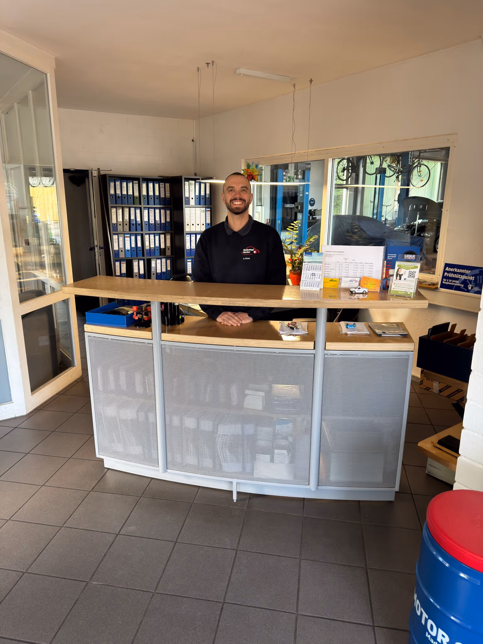 Foto des Empfangsraumes der Kfz Werkstatt Siedentopf und Becker in Wunstorf