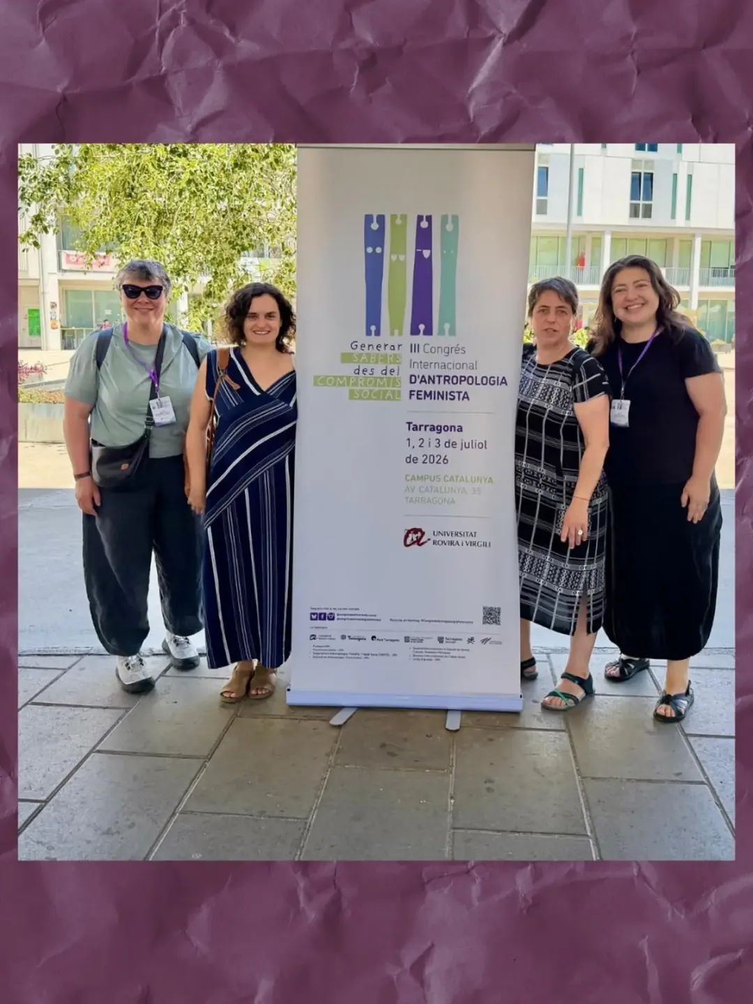 Catro integrantes de Mulleres á Fronte xunto ao cartel do III Congreso Internacional de Antropoloxía Feminista, en Tarragona