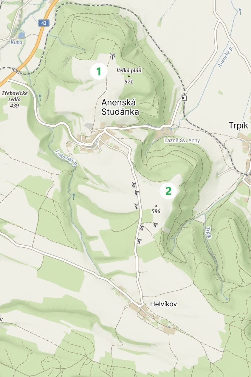 Mapa oblasti Anenská Studánka s vrchy Velká pláň a 596, vesnicemi Helvíkov a Trpík a značenými turistickými trasami.