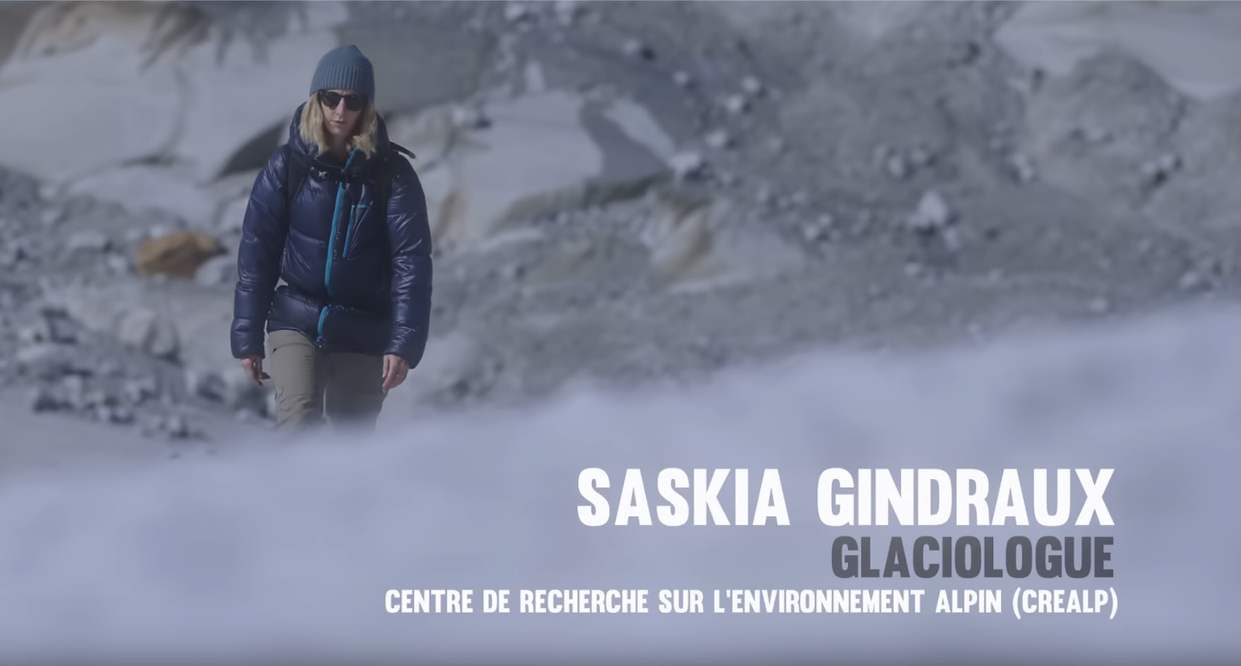 photo de saskia gindraux marchant sur un glacier