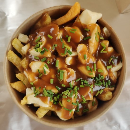 A photograph of poutine.