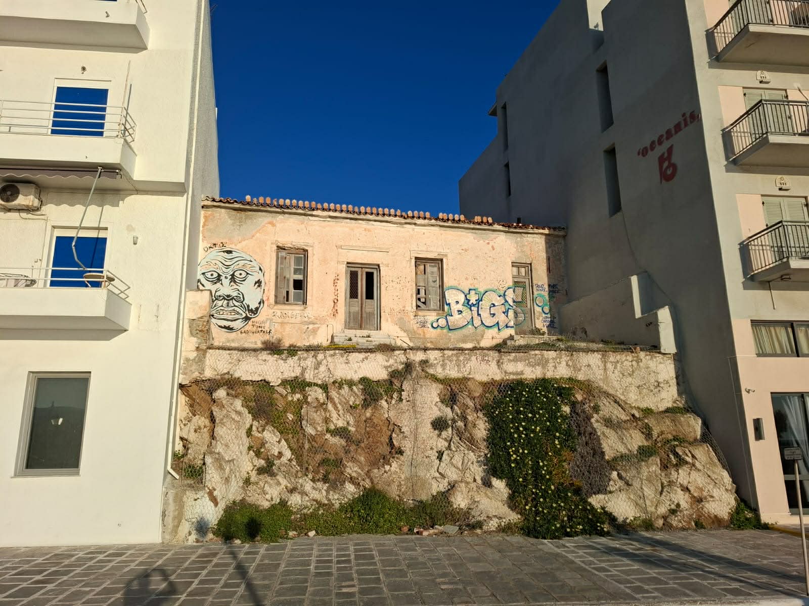 Plot in Tinos with Building