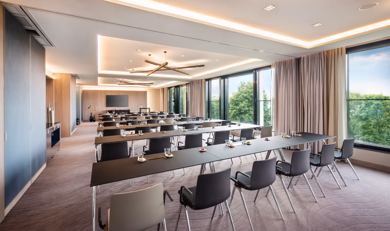 Moderner Seminarraum im Le Méridien Hamburg – Location für das Business Vertrieb Event 2025 mit Erik Kaatz.