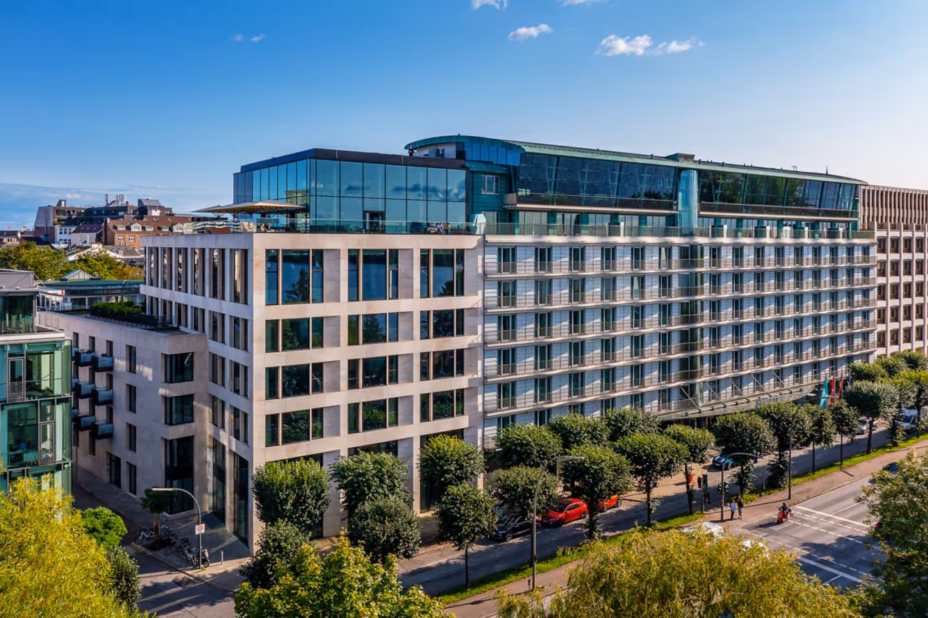 Außenansicht des Le Méridien Hamburg an der Alster – Veranstaltungsort für das Business Vertrieb Event 2025 mit Erik Kaatz.