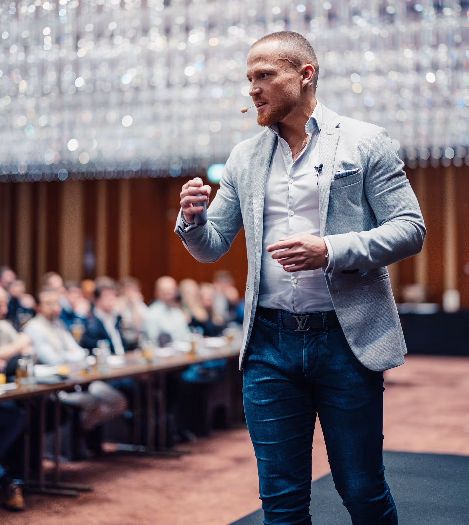 Erik Kaatz auf dem Business Vertrieb Event 2025 in Hamburg – authentischer Vortrag über planbares Umsatzwachstum.