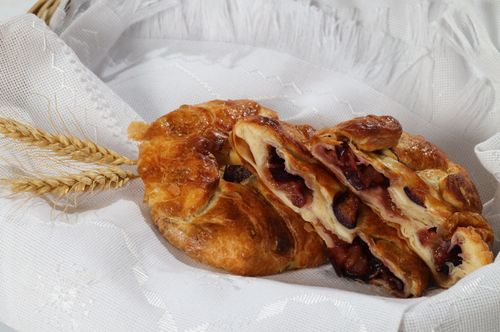 Plăcintă "Poale-n brâu" cu prune