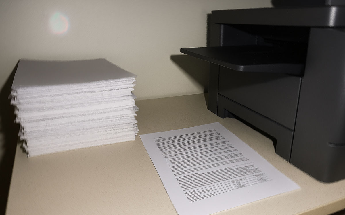 Skrivare med en pappershög