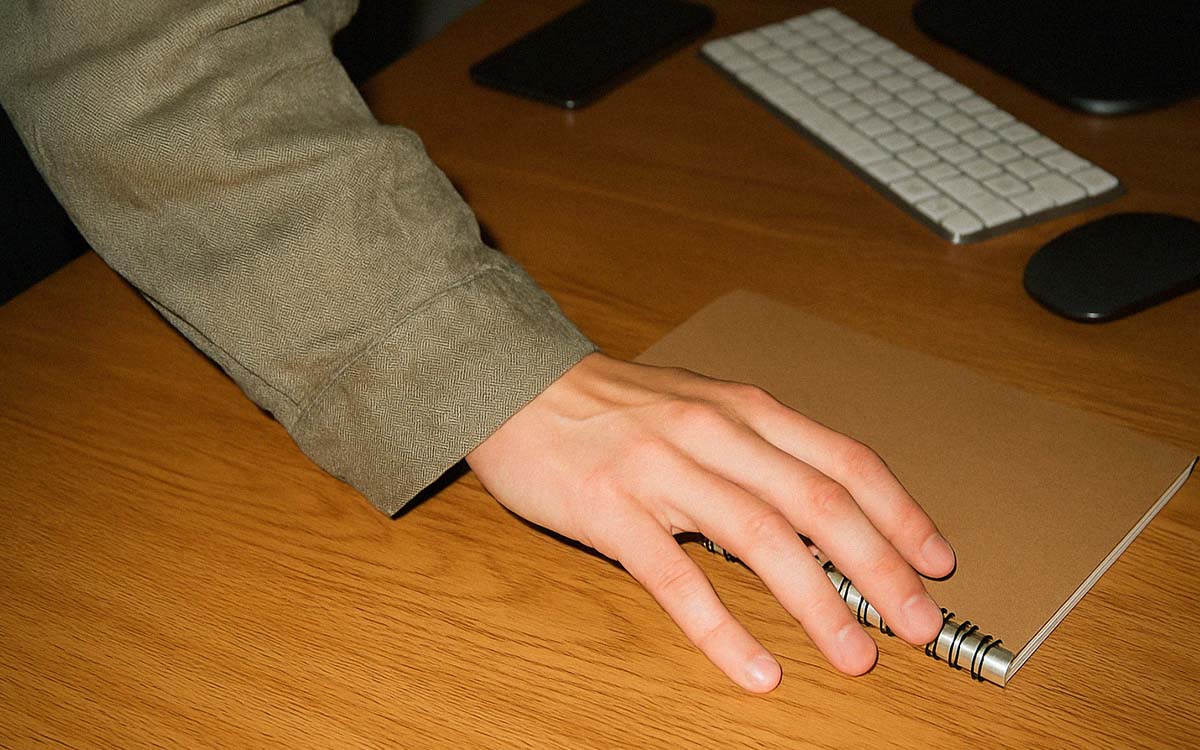 Person som plockar upp anteckningsblock