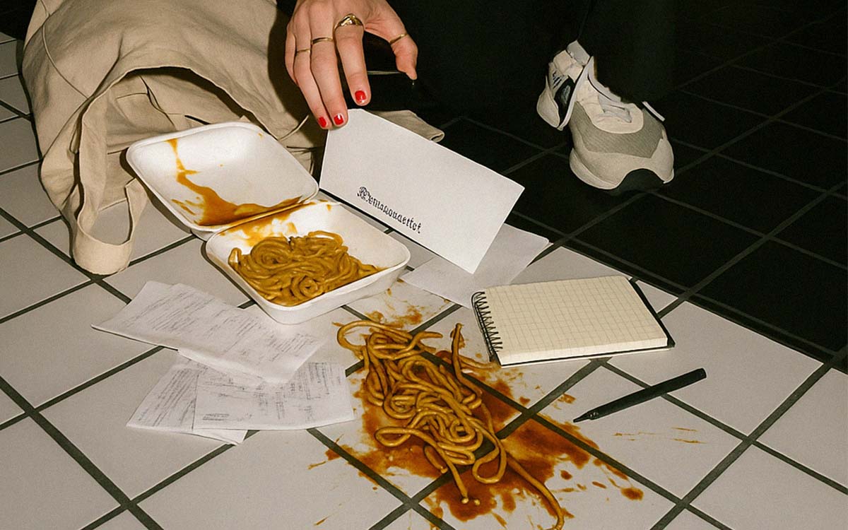 Person som har tappat ut sin takeaway pasta