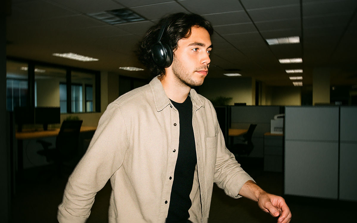 Man som går igenom ett kontorslandskap